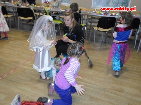 Karnawałowy bal przebierańc&oacute;w dla dzieci