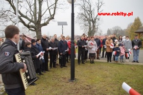 Niepodległa do hymnu w Rokitach