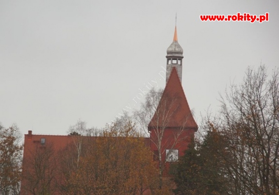 Montaż krzyża na wieży kościoła